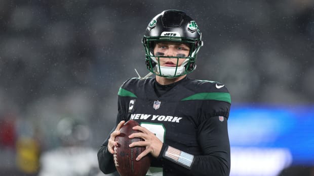 New York Jets QB Zach Wilson warms up before Thursday Night Football